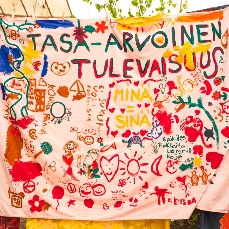 Lasten maalaama kangas Maailma Kylässä -festivaaleilla 2016.