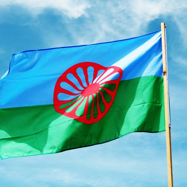 Romanien lippu, taustalla sininen taivas.