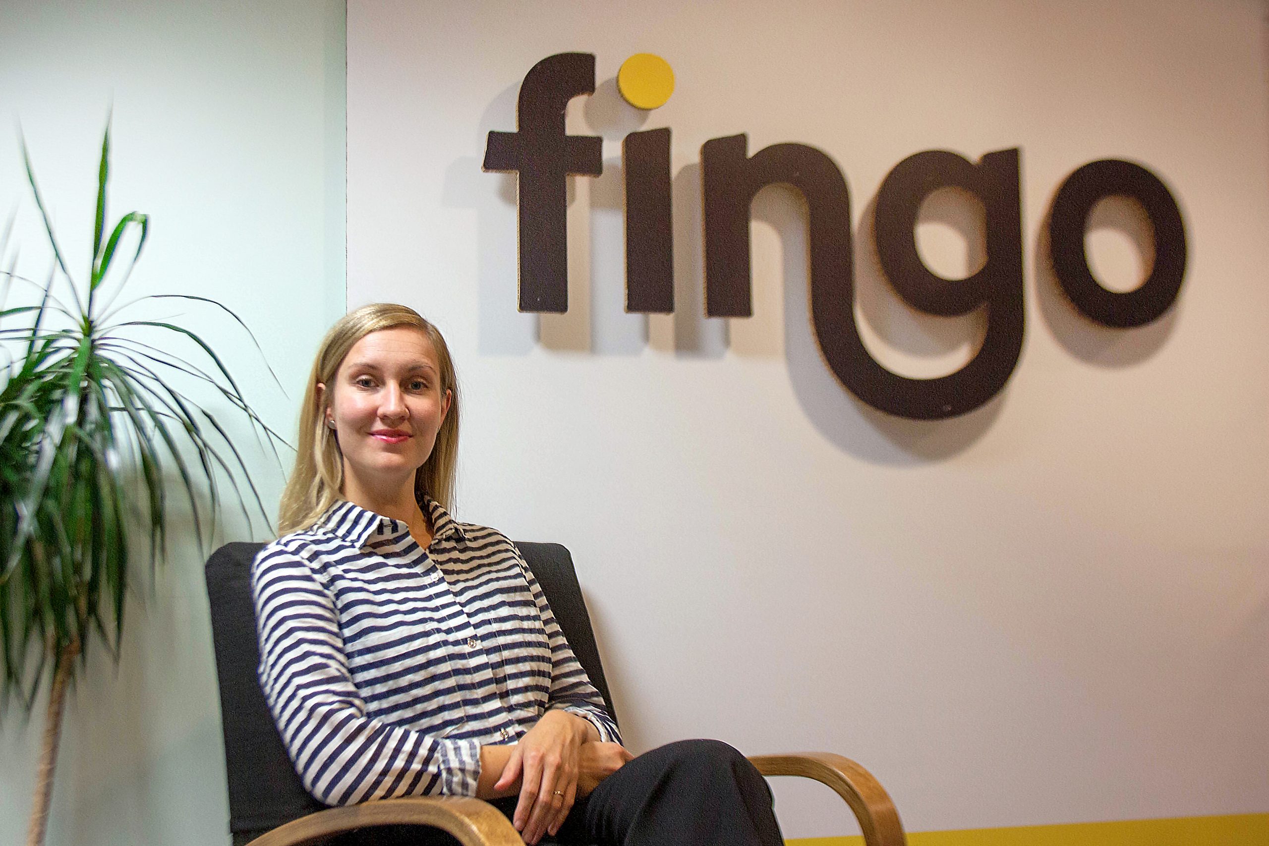 Anna Kivimäki-Pelluz istuu Fingon toimiston aulassa.