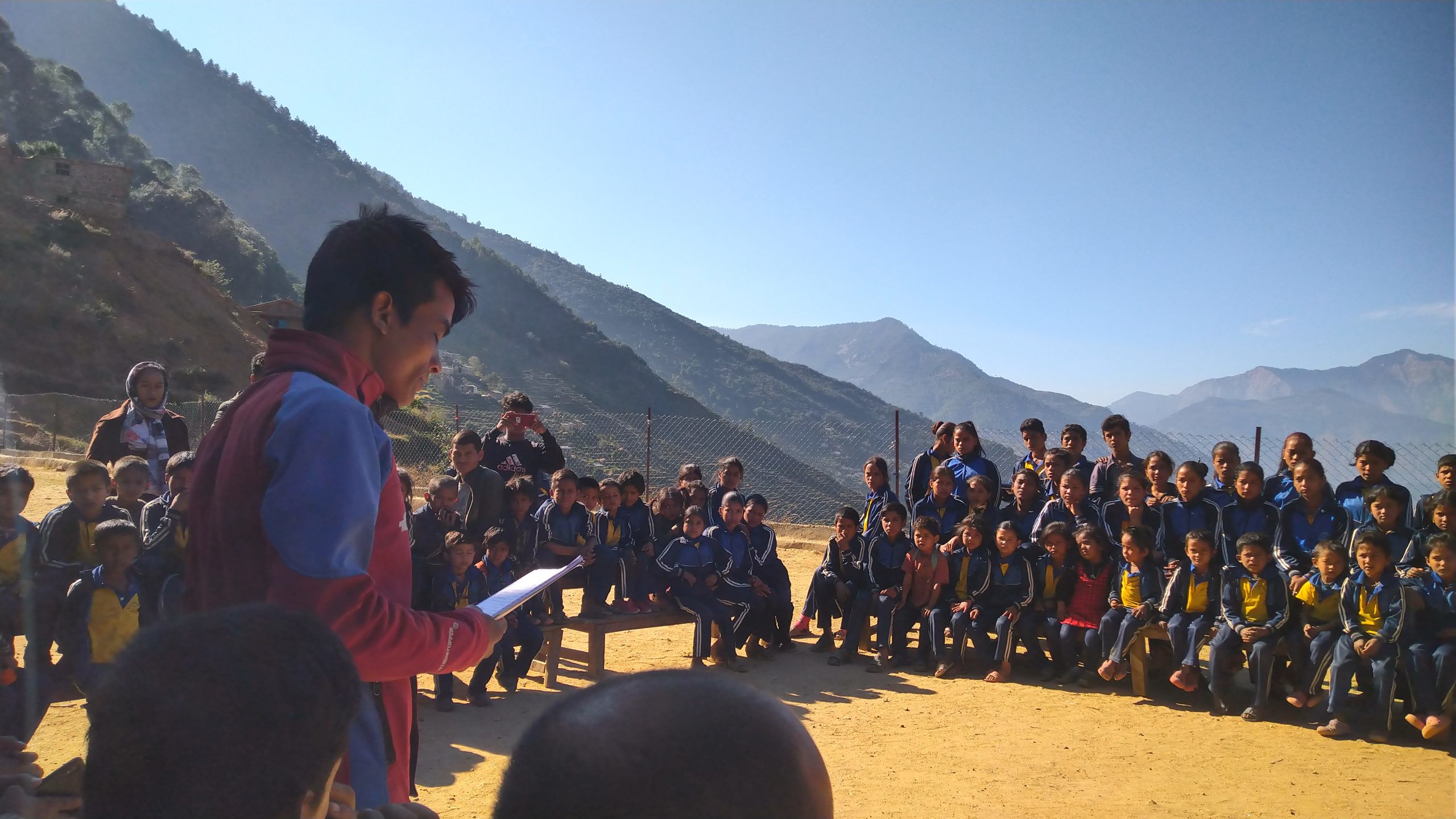 Nuorisokerhon johtaja Keshba Bohara puhuu Suvakalikan koululaisille ilmastonmuutoksesta Kalikotin piirikunnassa Länsi-Nepalissa.