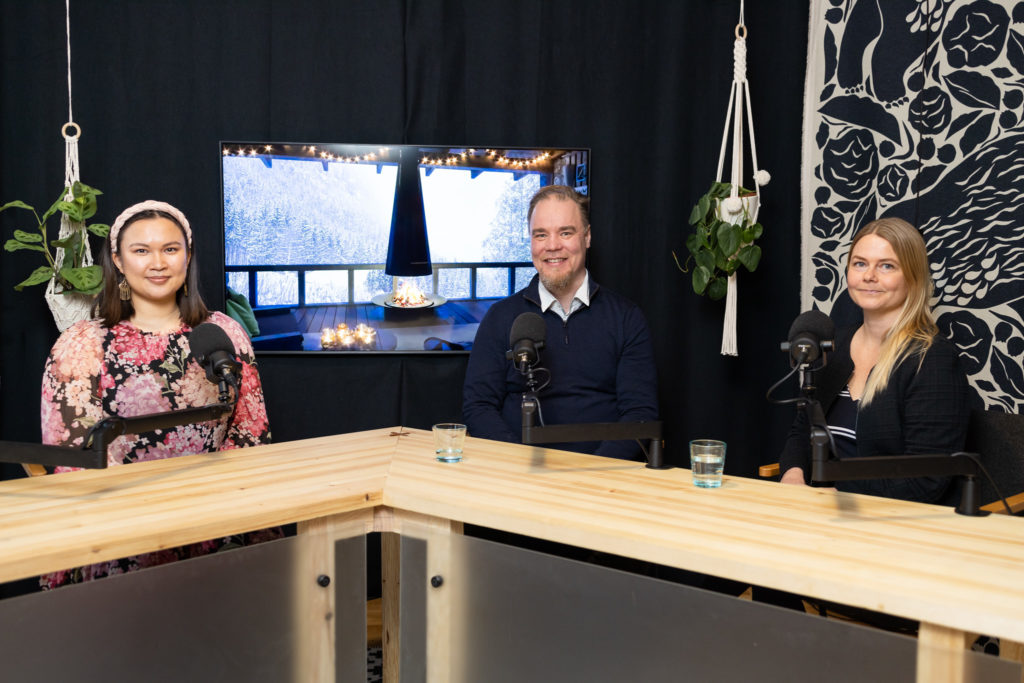 Alice Jäske Annukka Toivosen ja Antti Rajalan kanssa studiossa.