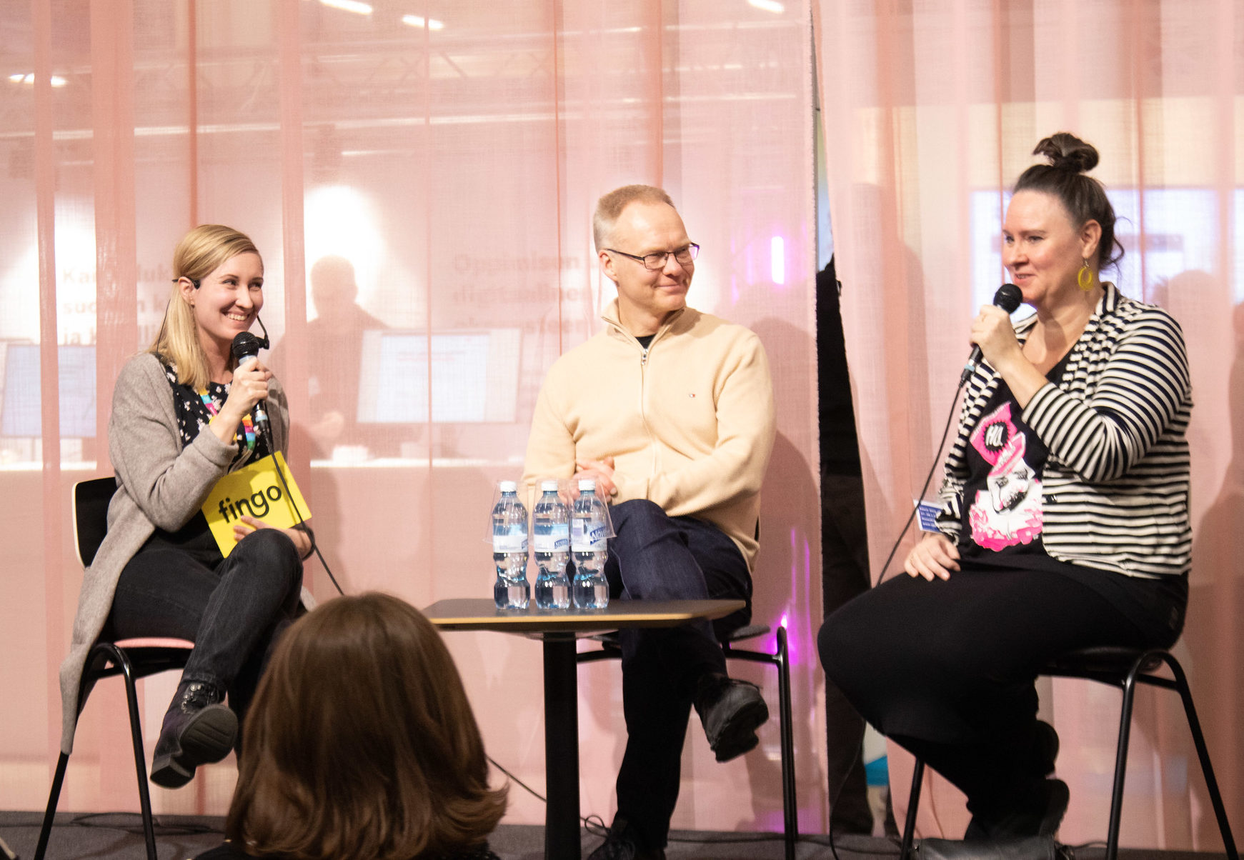 Anna Kivimäki-Pelluz, Erkka Laininen ja Hanna Niittymäki istuvat lavalla keskustelemassa.